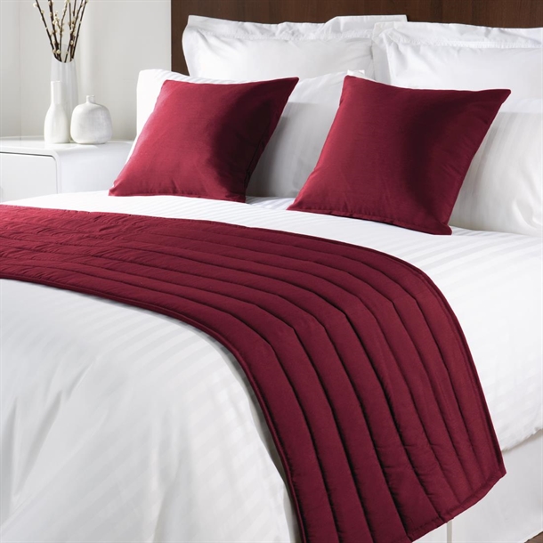Mitre Comfort Simplicity Bed Runners Raspberry